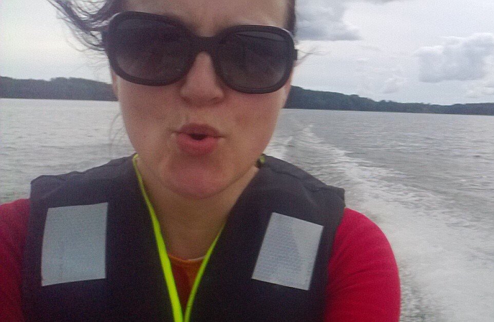 KatjahNiemi's tweet photo. Vuosi 2015 onnellisissa kuvissa: meitsi ajaa venettä ihan ite! Wohoo! #ilo2015 https://t.co/UA9YbaTSwG