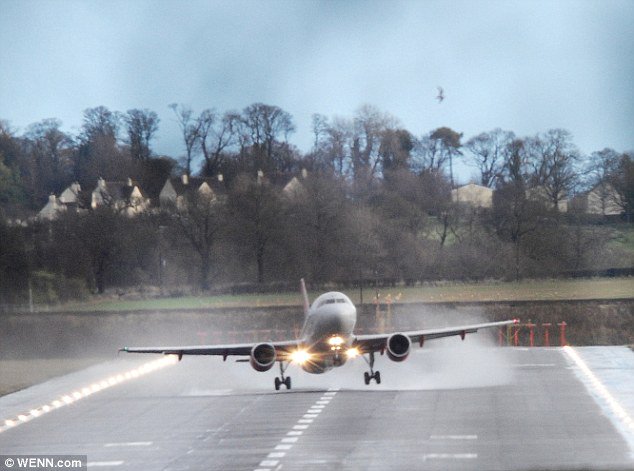 DailyMailUK's tweet photo. Good luck if you’re flying today https://t.co/cyPZwfmPMp #StormFrank https://t.co/zIfAOkhGBh