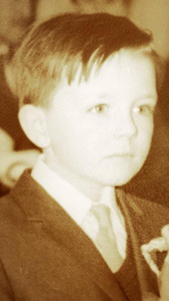 rickygervais's tweet photo. Relax Hollywood. This sweet little guy is hosting The @goldenglobes https://t.co/JutYpzcuYt