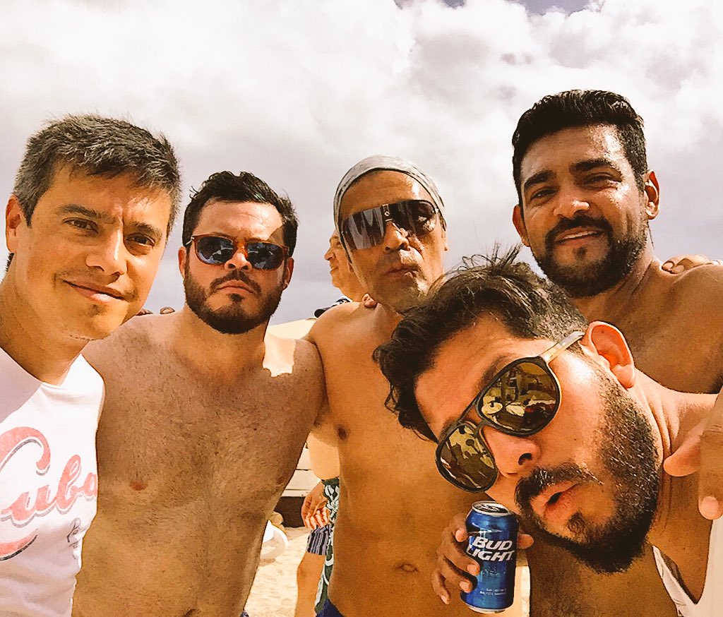 HCA78's tweet photo. Equipo completo #PlayaDelCarmen #Poom 👊🏻 @neg69alocateya @RocaRangel @Rafaelm17 #JaviSinTwitter https://t.co/Nlud6VcZ4K