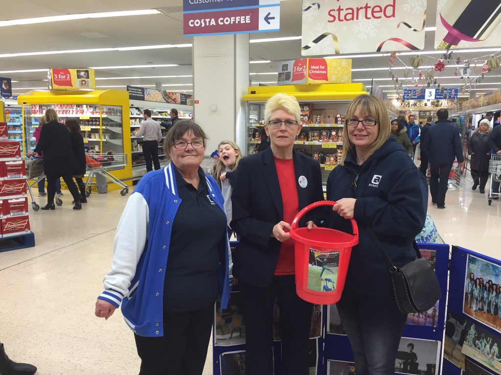 NicClay1973's tweet photo. Anchormen give half of bag packing donations to the flood relief fund in Calderdale £350!  #Tesco #calderdalefloods https://t.co/b0WHXyJITH