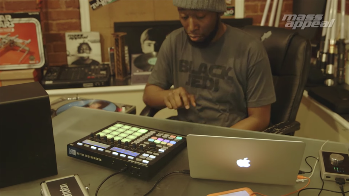 MusicStateNL's tweet photo. 9th Wonder, een blinddoek en drie platen. Meer heb je niet nodig voor een geweldige video: https://t.co/BnRG1KX40h https://t.co/U5CVmbfd5q