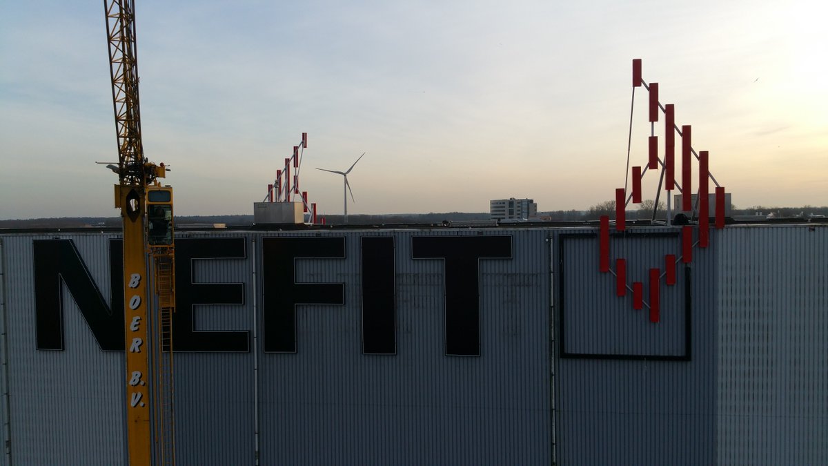 Nieuwe neontekst gemonteerd en logo gereviseerd in Deventer. Letterhoogte 5,5 m! i.o.v. <a href="/Haaxman_com/">Haaxman sign-reclame</a> #nefit