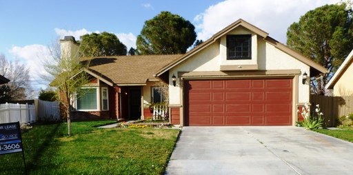 Beautiful West #lancaster home 3bed/2bath/$1500 a month.For more info click the link bit.ly/1MHJQQx