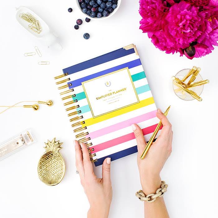 WeirsFurniture's tweet photo. Start off the new year organized with an @EmilyLey simplified planner! #2016planner #SimplifiedPlanner #EmilyLey https://t.co/RhKsv5j6gf