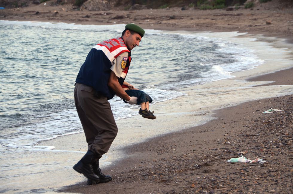 el_pais's tweet photo. 90 imágenes que no necesitan ser explicadas. 365 días en 90 fotos #lomás2015 https://t.co/ok7hqR7NmW https://t.co/EG4jMI3vFB