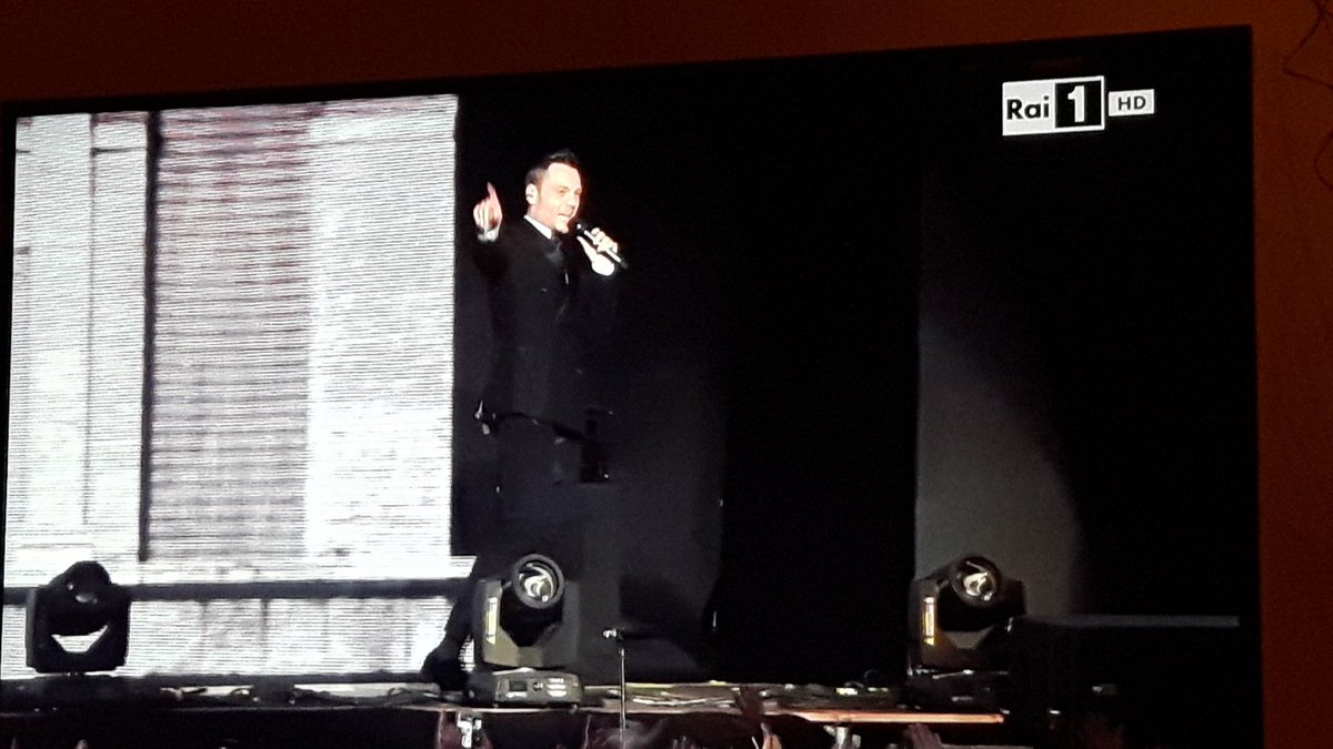 TesseriFederica's tweet photo. Amore ❤❤❤ #tizianorai1 #RaiUno #love #LoStadioTour2015 #TizianoRai https://t.co/ipV3lEdSyK