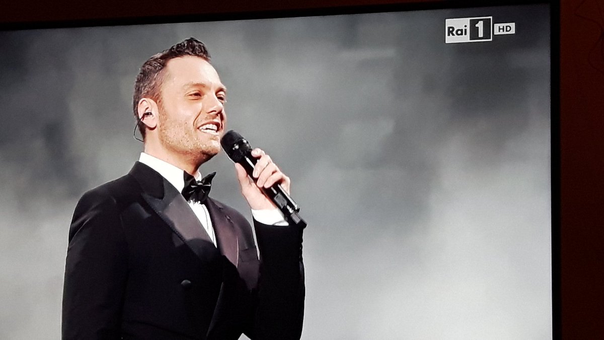 TesseriFederica's tweet photo. Amore ❤❤❤ #tizianorai1 #RaiUno #love #LoStadioTour2015 #TizianoRai https://t.co/ipV3lEdSyK