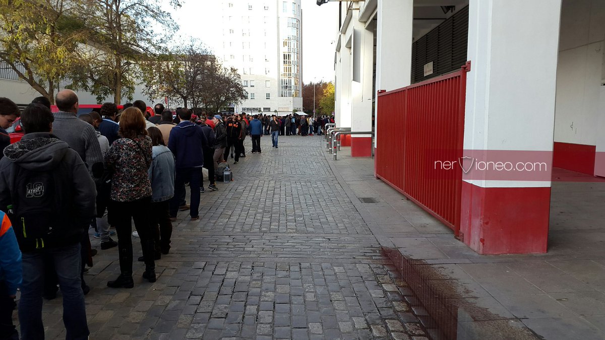 BigDataSFC's tweet image. Mañana se pondrán a la venta 100 entradas, sólo para abonados, para el Granada - #SevillaFC (10 a 14h). Precio: 40€.