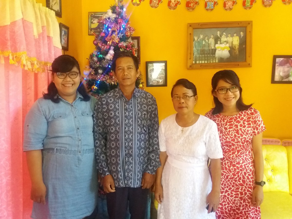 Akhirnya stlah bbrapa thun, Natal thn 2015 kami lengkap😘 Saya, Bapak, Mama &amp; Kakak😇😇 #Christmas2015