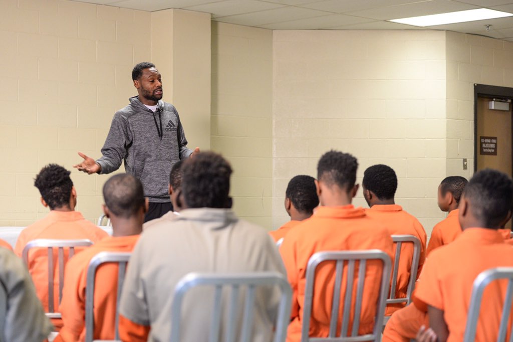 memgrizz's tweet photo. . @aa000G9 speaks to detainees in Shelby County Detention Center about chasing success instead of the streets. https://t.co/ezNZhfdUVw