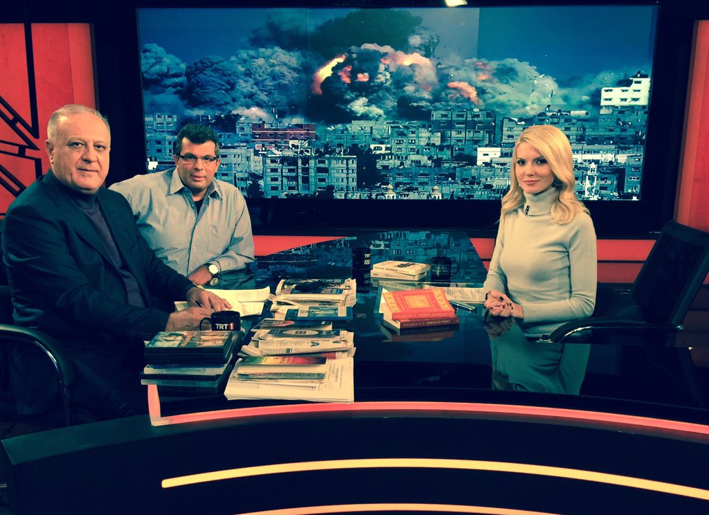 ciftpelin's tweet photo. Haydi millet toplanın, başlıyoruz. Etiketimiz #2016Kehanetim Konuklarımız @erhanaltunay @KurtogluKagan 📌 @ebruyuc https://t.co/qWU2NPn3bI