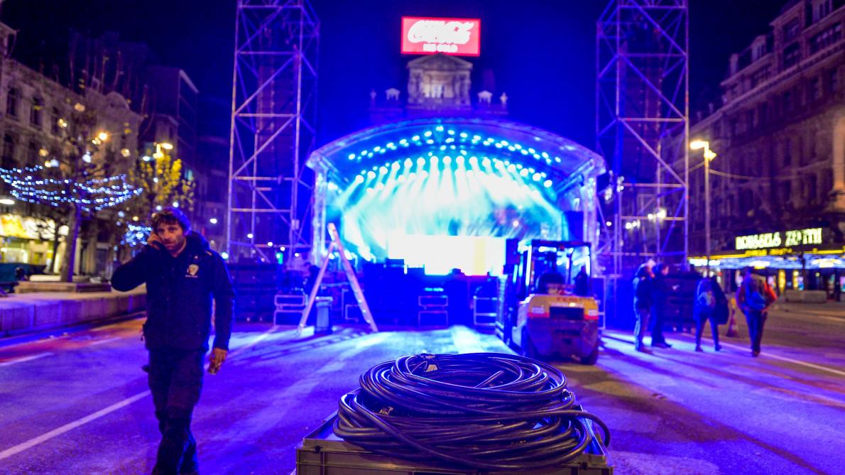 lesoir's tweet photo. #Bruxelles Tout était prêt pour la fête du Nouvel An, le démontage a déjà commencé... https://t.co/6iApotWTss https://t.co/4249CQyliu