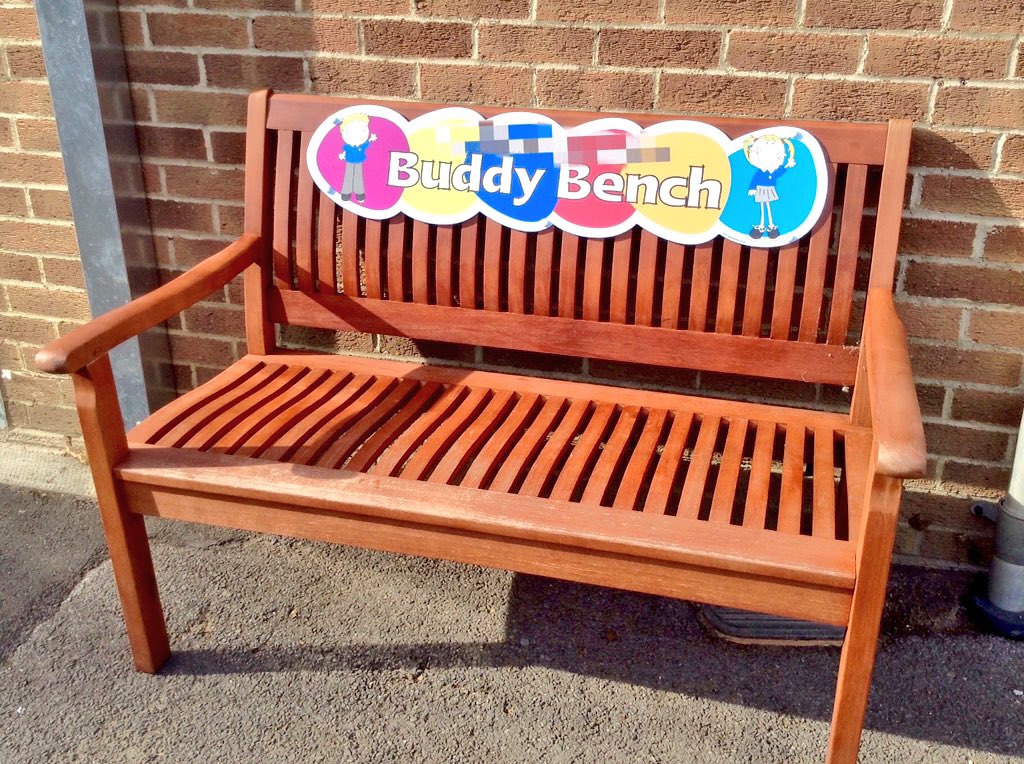 basilsauce's tweet image. イギリスの小学校の校庭にある友情のベンチ（バディベンチBuddy Bench）
遊ぶお友達がいない時、ここに座ると誰かが隣りに迎えに来てくれる。
息子に「使った事ある？」と訊いたら「うん、あるよ。そしたらお友達がすぐ来た(^-^)」