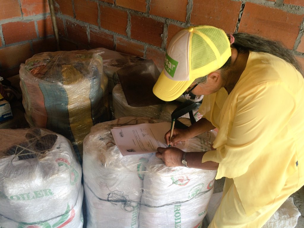 equidadmujer's tweet photo. Fortalecimos unidades productivas de mujeres campesinas de Ocamonte entregando insumos #CumplimosConHonestidad https://t.co/wN68PR3HKO