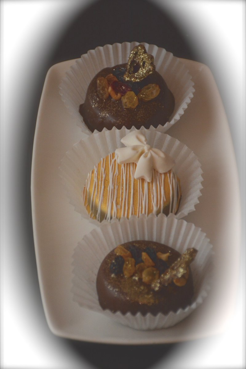 HannahsandMias's tweet photo. My #Biteside #Cake  #GoldGlitter #Nuts #Fruits #Chocolatelover #Yummy @DIYNetwork @MarthaStewart @FoodieTimes1 #Bake https://t.co/ncC8s6zVfi