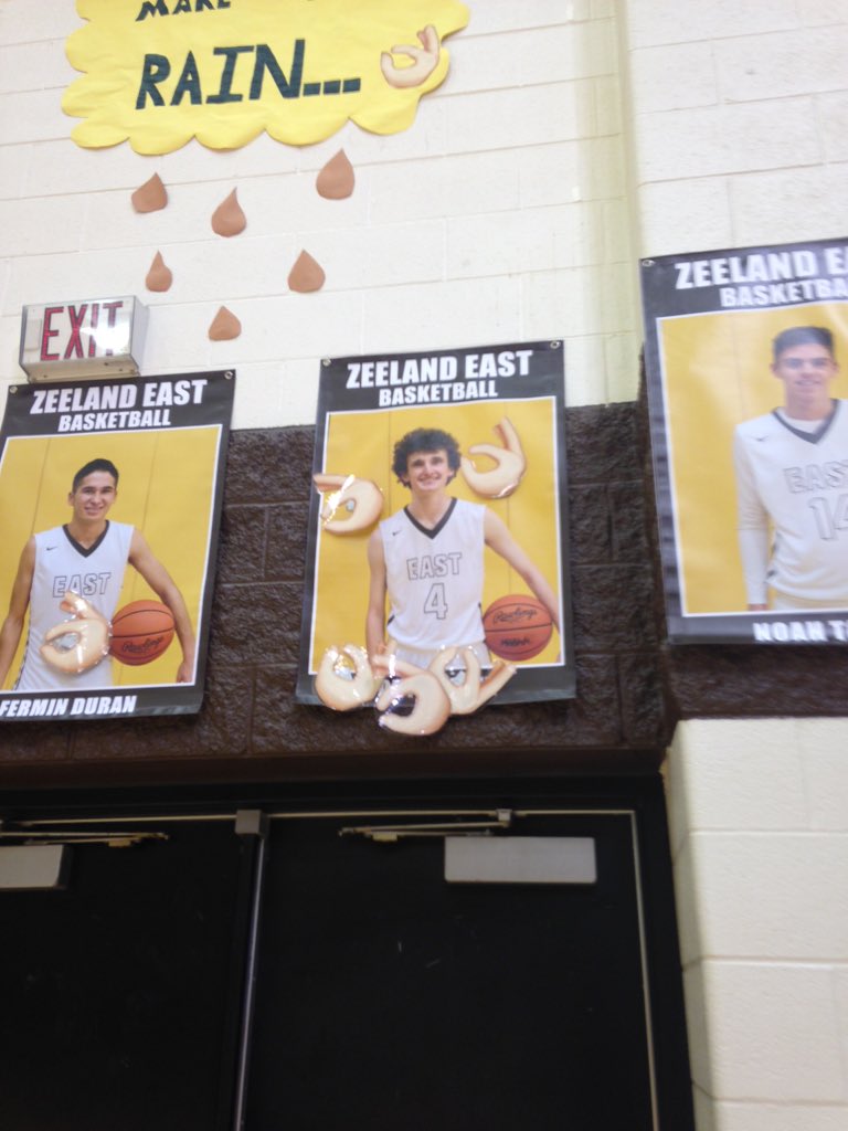 Landon_Bell_'s tweet photo. How convenient it is that TCB's pic is right under the "Make it rain" sign... #5Threes ππ½ππ½ππ½ππ½ππ½ https://t.co/1dH1uesdRm