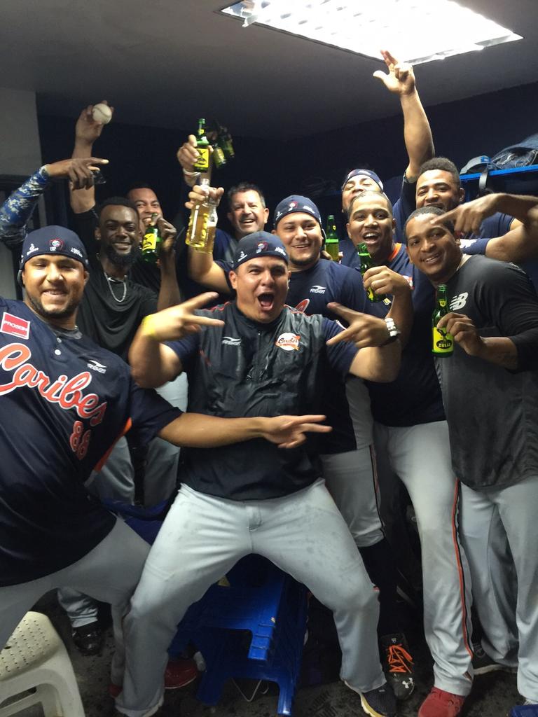 ricardojhs's tweet photo. Contra viento y marea..esto no es CCS es Puerto la Cruz...vamos tribu...dedicado a los verdaderos fanaticos nuestros https://t.co/zvqSNotx5W