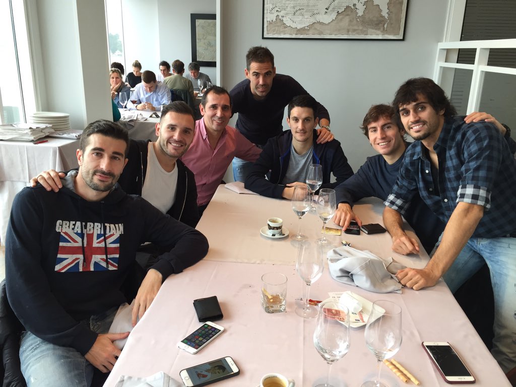 Plantilla del <a href="/RCDeportivo/">RC Deportivo</a> cogiendo fuerzas en nuestra casa , gracias chicos
