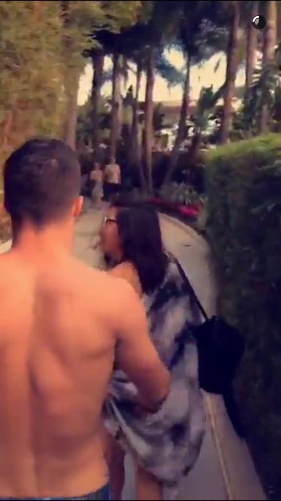 HaynesReactions's tweet photo. Look at this back. Look at these gorgeous back muscles https://t.co/KIHlr3knCv