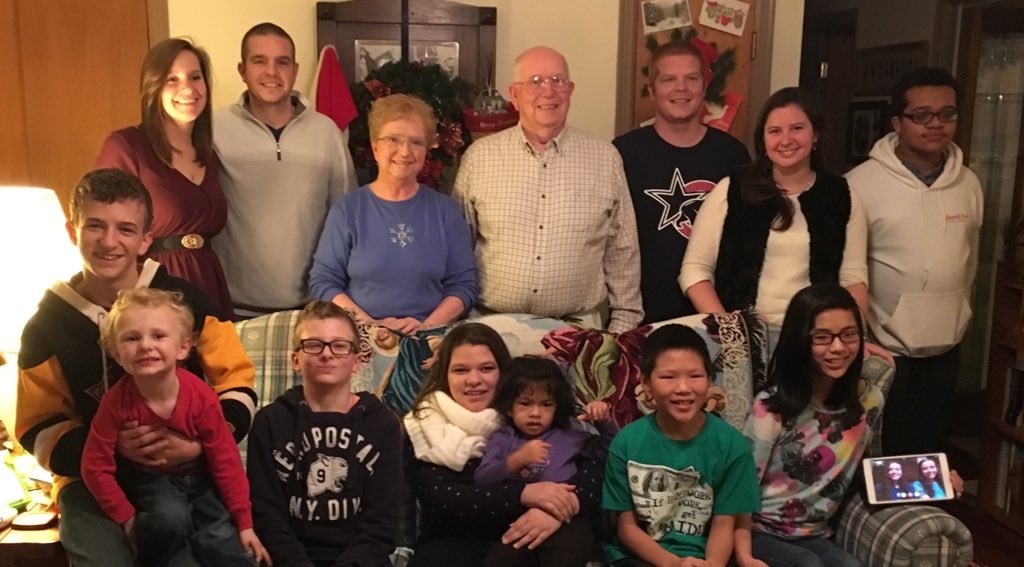 MamaAmes1124's tweet photo. The grandkids with my parents #HappyNewYear #Family #Blessed #TwoOnTheIpad #WavesNC https://t.co/foEaOsmvmf