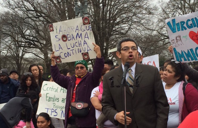 SinEmbargoMX's tweet photo. Inmigrantes protestan frente a la Casa Blanca contra plan de deportaciones masivas https://t.co/T3P06T3oCU https://t.co/0HWX0Kcd9h