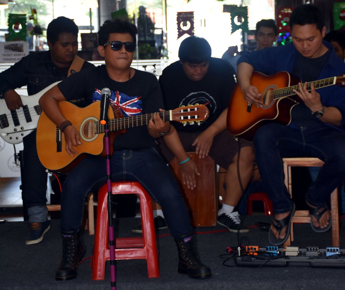 Undangan Gig Di Pd. Gede..panggung mini, asiknya tetep maksimal..yeeaaayyy