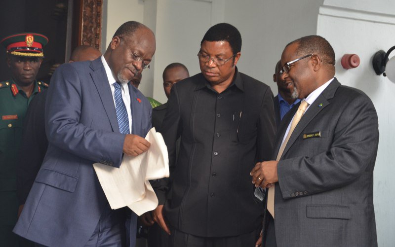 Chahali's tweet photo. .@MagufuliJP ametengeneza timu ya Makatibu Wakuu yenye  maprofesa 7,Madokta 14,Wahandisi 6,  Generals 2, Mabalozi 2 https://t.co/DYqVIVGhYF