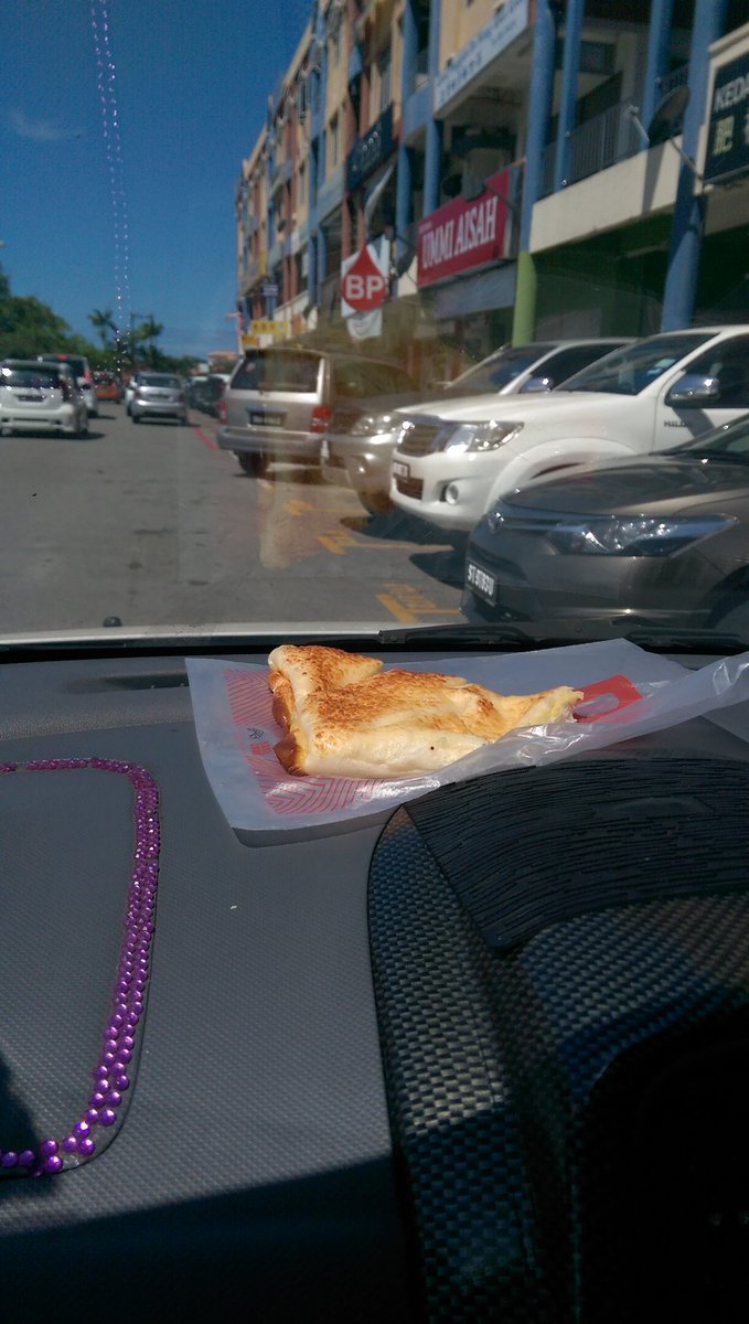 saifuddinMTZ's tweet photo. Who needs microwave to reheat when you have the Sun? #globalwarming #BakeCode https://t.co/L58sUhsNRu