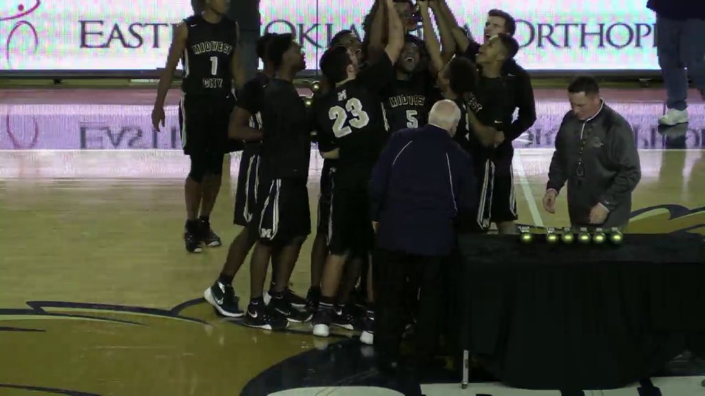 CoachNoel10's tweet image. Good win to my little Brodie's #TOC2015 @howsorich @joshuariv10 @nextluck12 @jalen_redmond 💯🏀