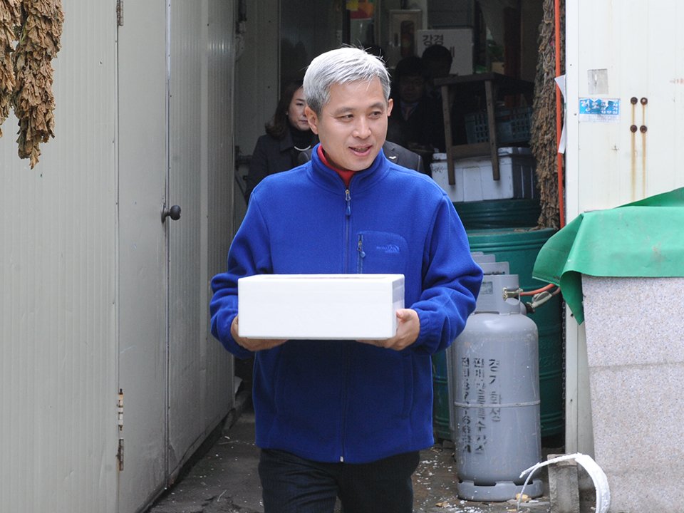 사랑의 만두 배달부 곽상욱입니다^^ 우리 시청 직원들과 함께 빚은 만두를 독거어르신께 전달해드렸습니다. 따뜻한 정성과 마음도 함께 가득 담은 만큼 맛있게 드시고 행복한 연말연시 보내셨으면 하는 바램입니다.