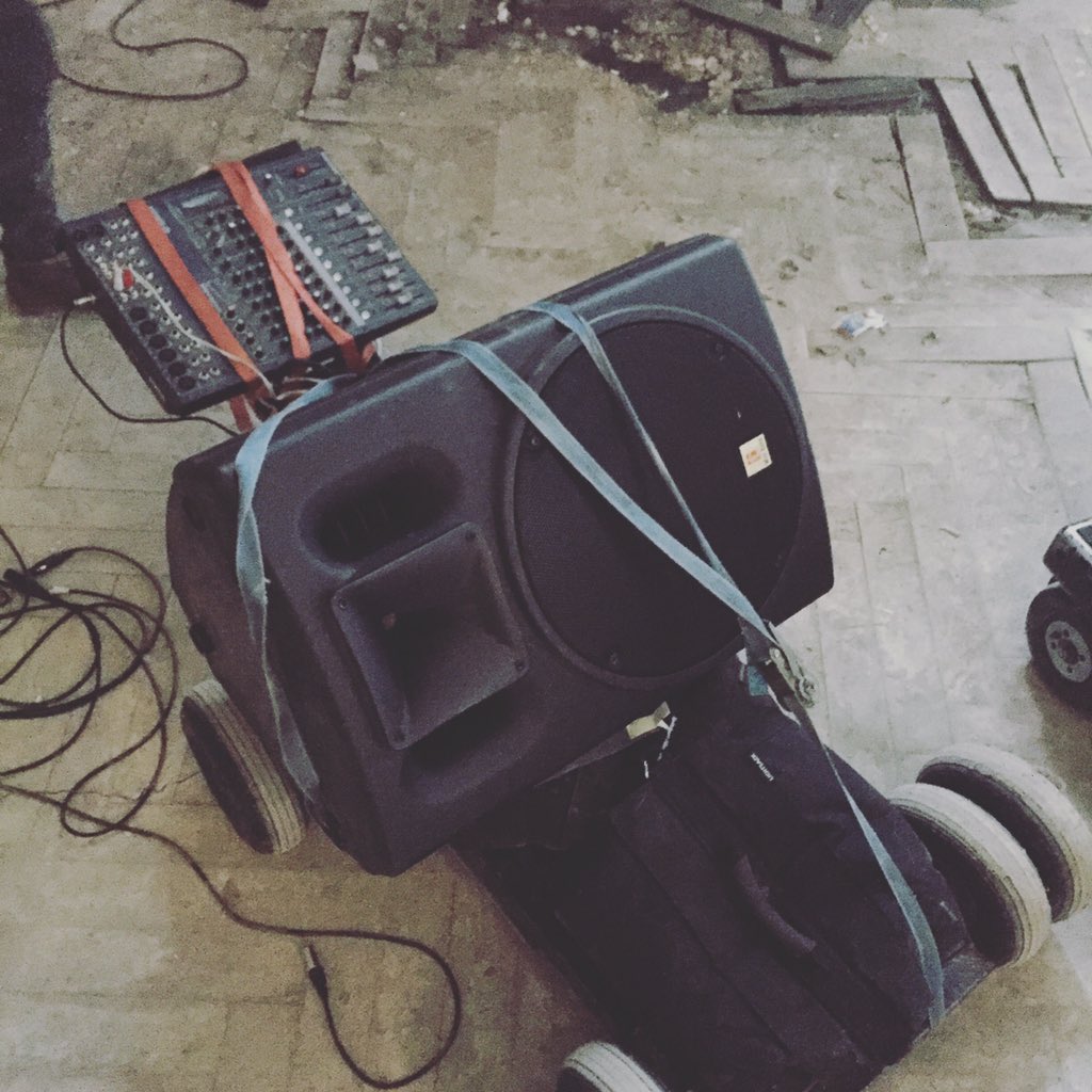 Heisskaltmusik's tweet photo. Da Silvester vor der Tür steht haben wir uns eine mobile Heisskalt-Rockdisko gebaut. Gut Rutsch! #albumwird #mobil https://t.co/msv2OF4ksY