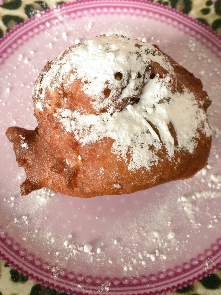 Hallo oliebol! #poedersuiker #oliebol #deeersteendelaatste
