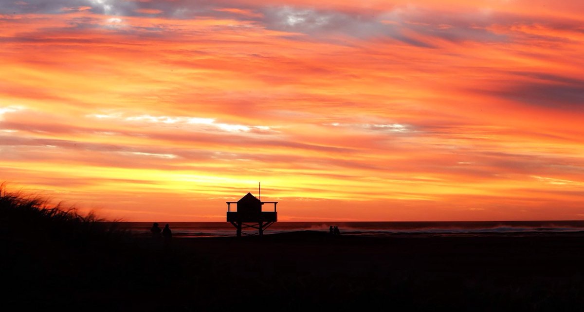 nzherald's tweet photo. WATCH: The last sunset of 2015 - https://t.co/zMXowVVkxM https://t.co/D4ICV7zsJC