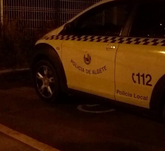 MiguelMiguelweb's tweet photo. @policia a ver que os parece esto..Aparcado en una plaza de minusválido @Aytodealgete mientras la grúa se lleva otro https://t.co/hHKvXu2mgM