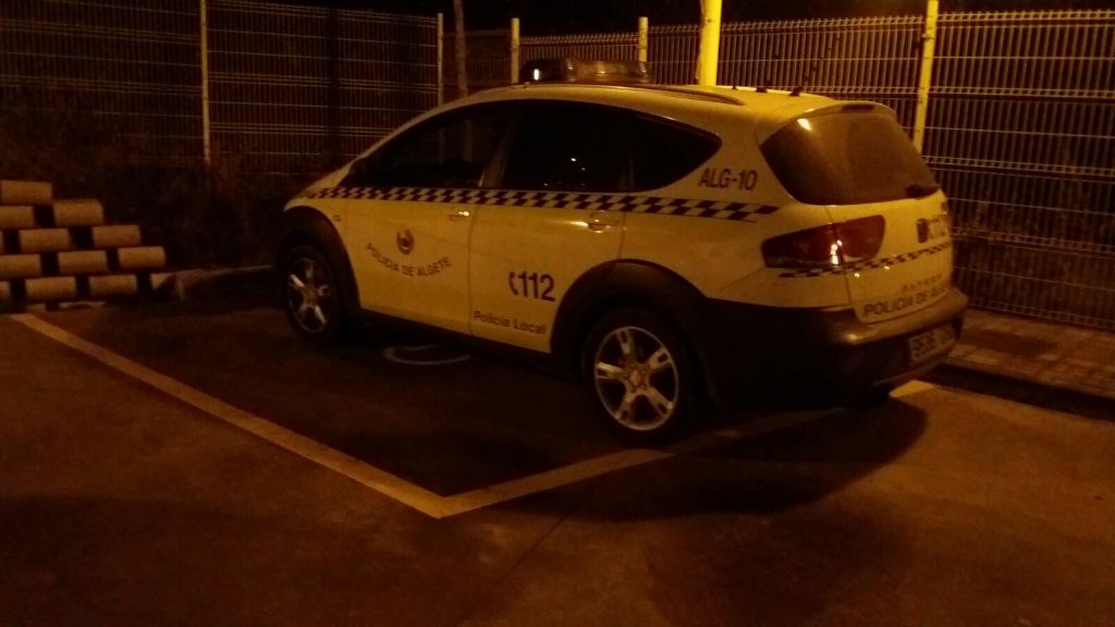 MiguelMiguelweb's tweet photo. @policia a ver que os parece esto..Aparcado en una plaza de minusválido @Aytodealgete mientras la grúa se lleva otro https://t.co/hHKvXu2mgM