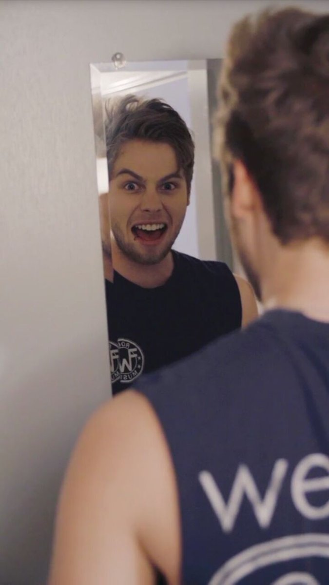 foodbytiana's tweet photo. When you realise that we're going to be in 2016 @Luke5SOS  #2015With5SOS #WeMiss5SOSFollowSpree @5SOS https://t.co/TuYEnGjKYH