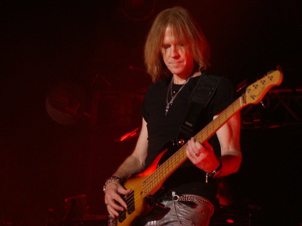 Happy Birthday Tom 
Tom Hamilton ( B / Aerosmith )
Mr.Sweet Emotion

Lots of love for your birthday! 