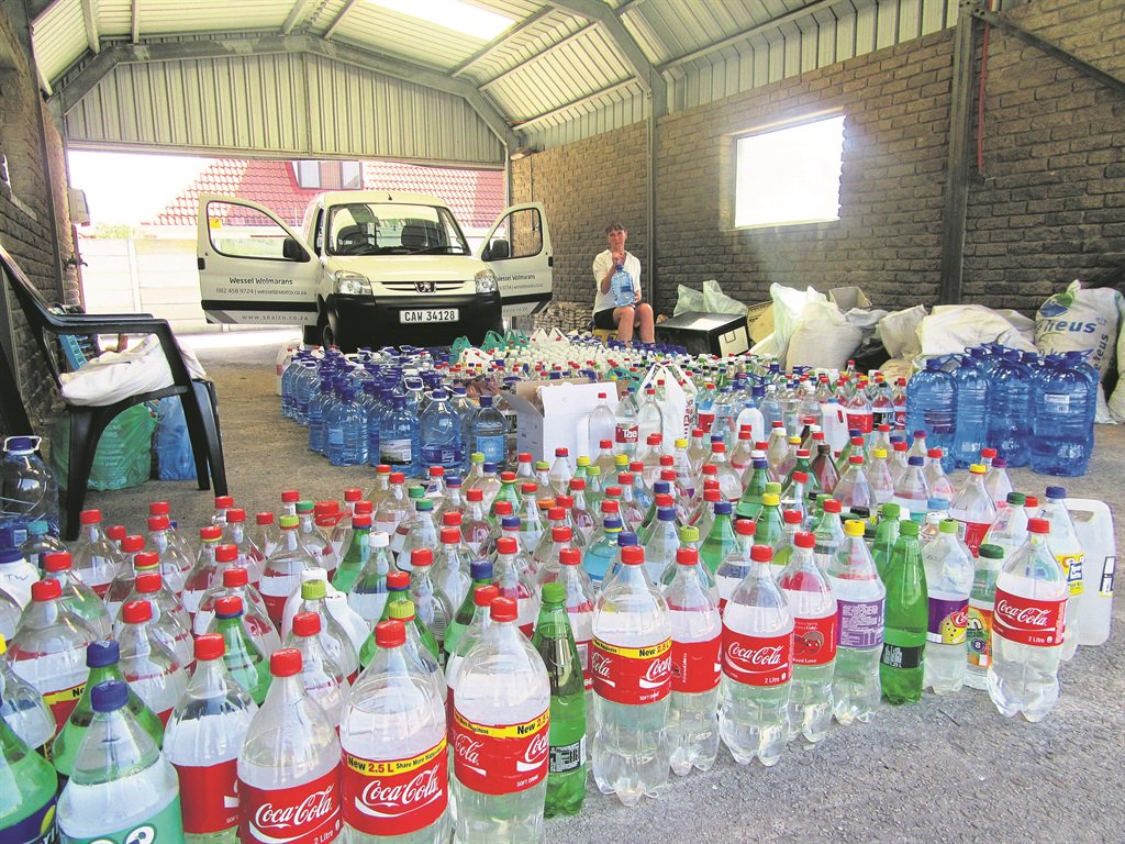 Netwerk24's tweet image. Mense gesoek wat water kan vervoer. Lees meer by: trib.al/b1fexbA #Droogte