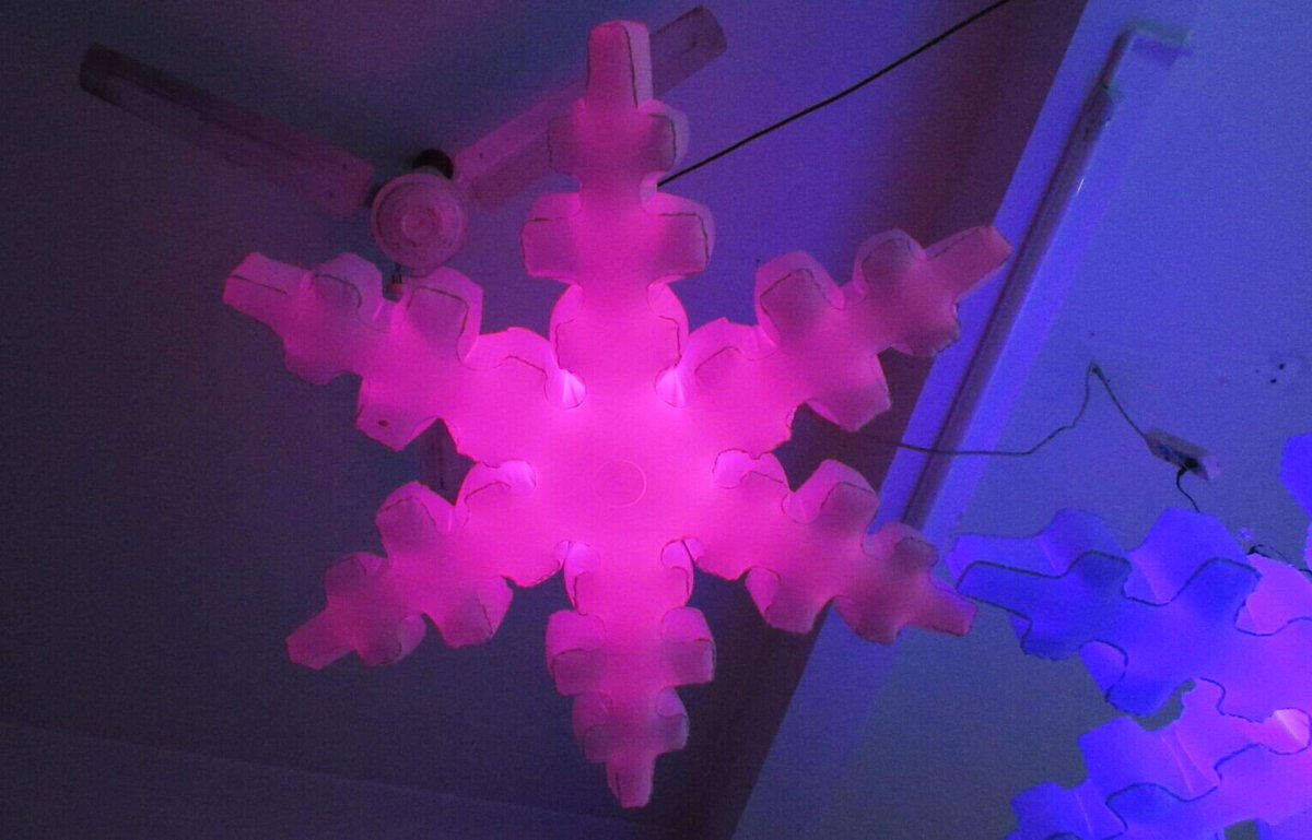 Hongyi5Eva's tweet photo. Look at those beautiful colorful snowflake lights, https://t.co/wBW0UQd4YY