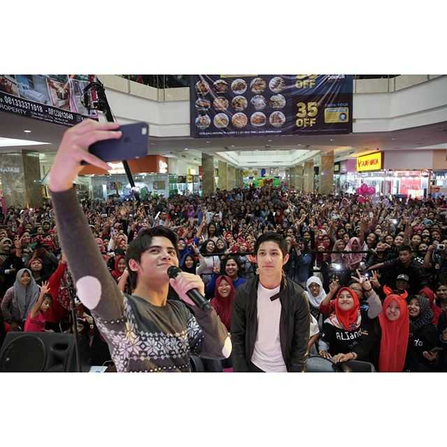 ALIANDOO_FAN's tweet photo. Yg pling berkesan buat minwin di thn 2015 ini, hadiah akhir thn ktika Ali dtg ke Sby ngadain TWOA #AlcDanAliando2015 https://t.co/rIhaRGSiZH
