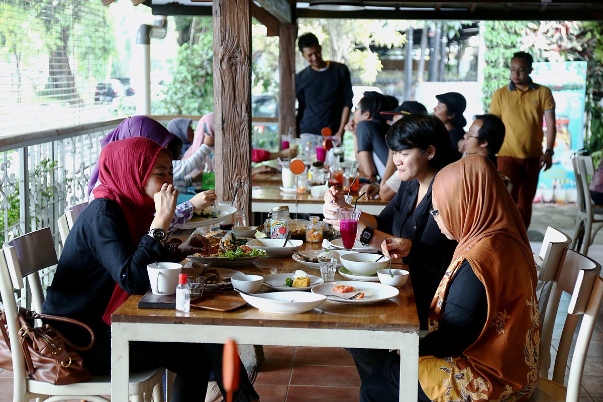 CabeRawitResto's tweet photo. terima kasih sudah makan siang di #caberawitBDG #HappyNewYear kak @novinonk 😊🍴👍
#CabeRawitResto #SopBuntutCabeRawit https://t.co/9xRfYbdmnw