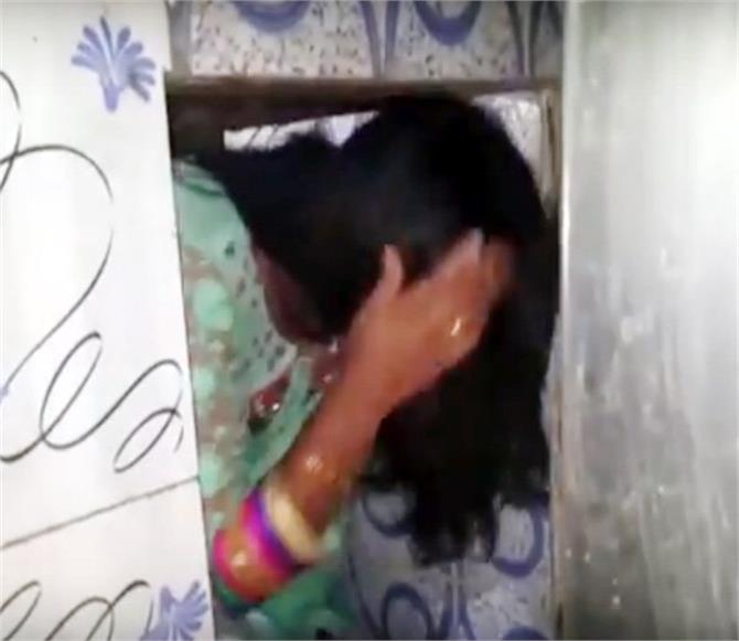 punjabkesari's tweet image. बार में छापा: बटन दबाते ही तहखाने से निकली लड़कियां (Watch pics) punjabkesari.in/national/news/… #Mumbai #BarRaid