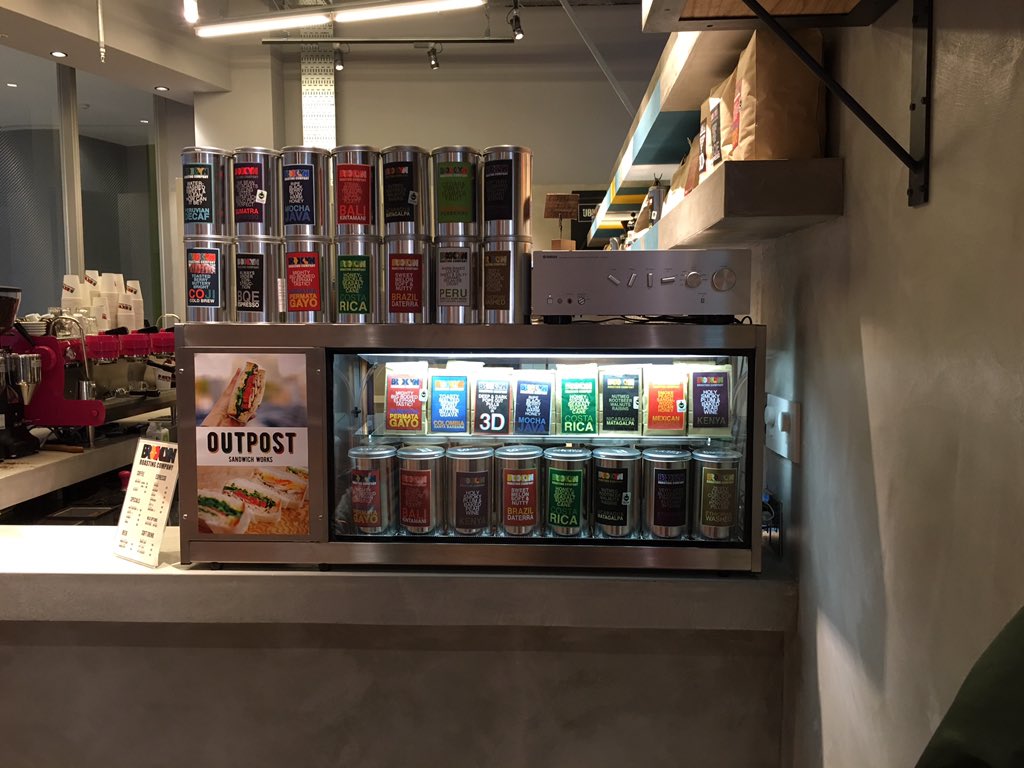 8CH_GO's tweet photo. BROOKLYN ROASTING COMPANY EXPOCITY  
北浜に続く2店舗目。フェッタン・ボンボンのケーキたちはコーヒーとの相性抜群！
https://t.co/YZ3GZemlFQ
#8CHANNEL #グルメ https://t.co/CcXHNKpgBN