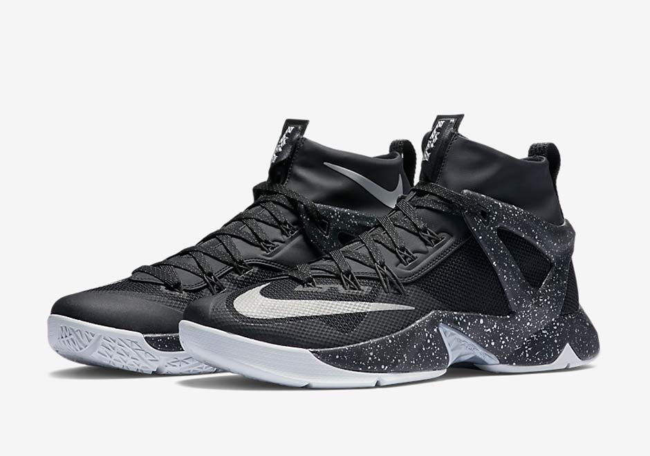 SneakerNews's tweet photo. "Oreo" looks great on the LeBron Ambassador 8 https://t.co/TRO4mgVBC6 https://t.co/grf3tqfelH