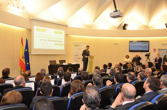 eoi's tweet photo. 2015 ha sido un gran año. Se presentaba en EOI 3ª edición Iniciativa Emprendedora https://t.co/7JKhqWa6Bk #eoi2015 https://t.co/s03Tdzm57I