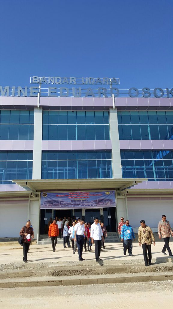 jokowi's tweet photo. Bandar Udara Sorong beroperasi Februari 2016. Satu per satu kita jalin transportasi antar kota di Papua -Jkw https://t.co/S5Lc7Kd3TA