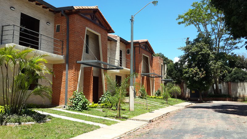 Matkapy's tweet image. Casa en Barrio Cerrado A cuadras de Cacique Lambaré
(A ESTRENAR) 
Con 2, 3 y 4 Dormitorios.
matka.com.py