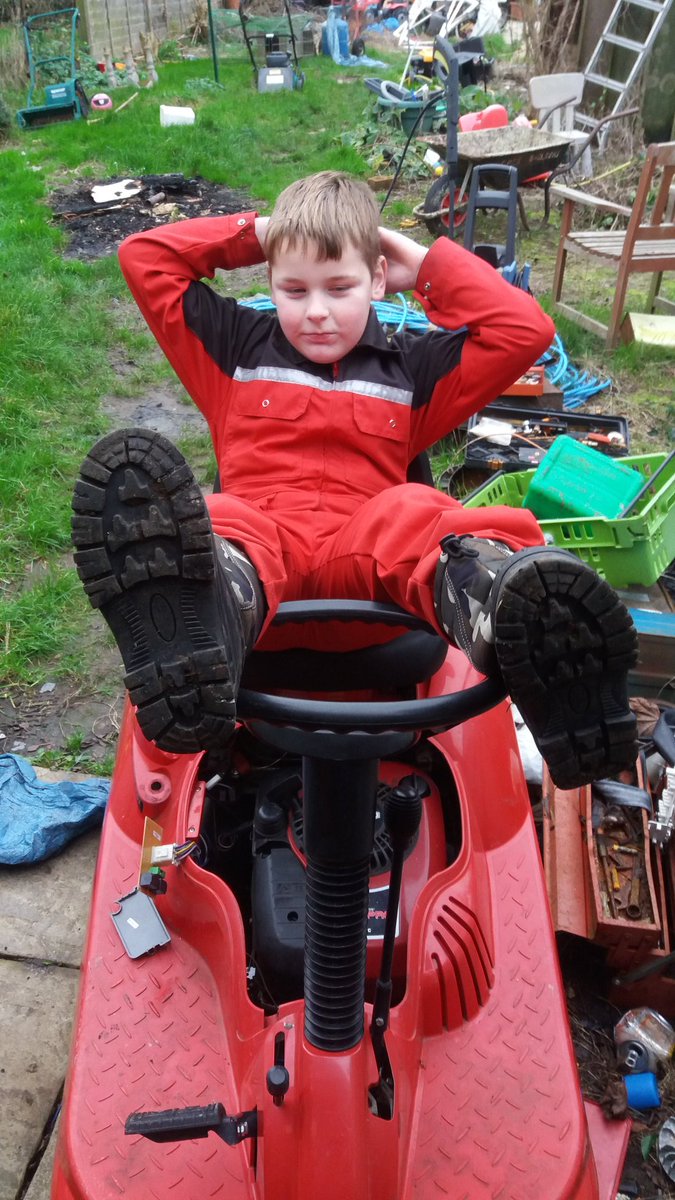 fixmymower's tweet photo. My apprentice looking busy #mower #mowerrepair #mowerrepairs #lawncare https://t.co/hzKxBQAQfS