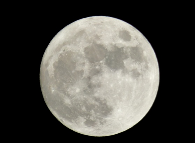 weathernetwork's tweet photo. #TBT to some of our best viewer photos of the #Christmas Day full moon: https://t.co/gKwKSlE52Z #SantaMoon https://t.co/NMauXoBzJT